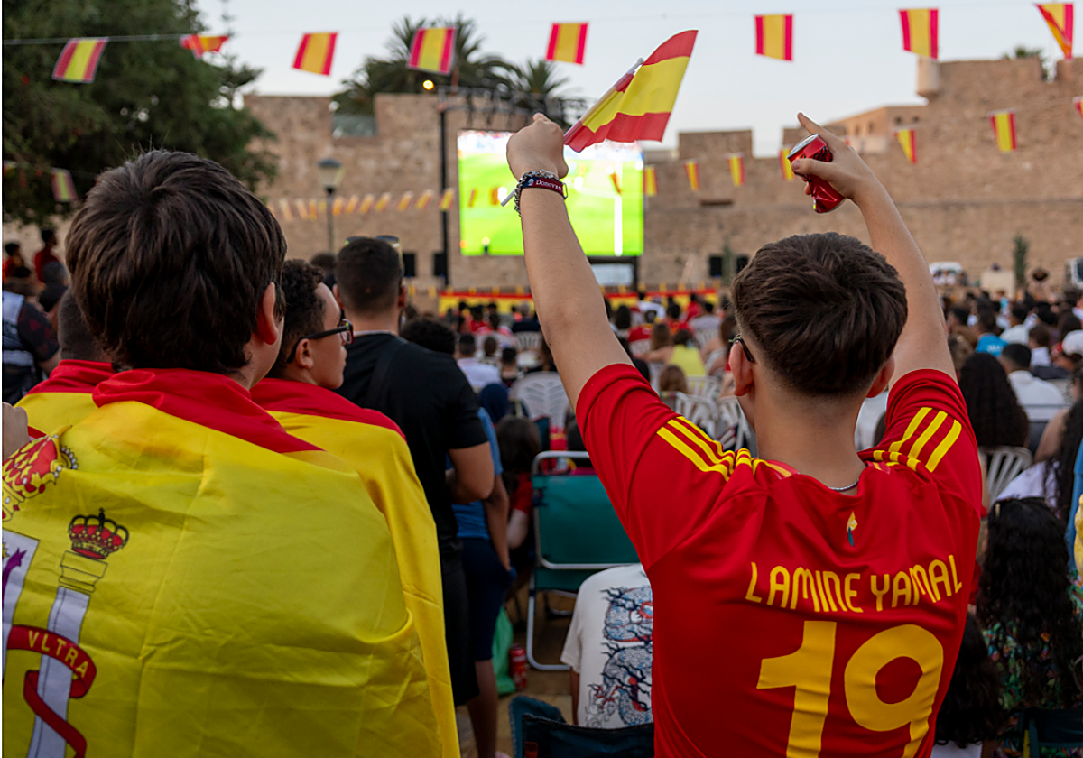 Cientos de aficionados durante el partido de España contra Francia de la Eurocopa 2024
