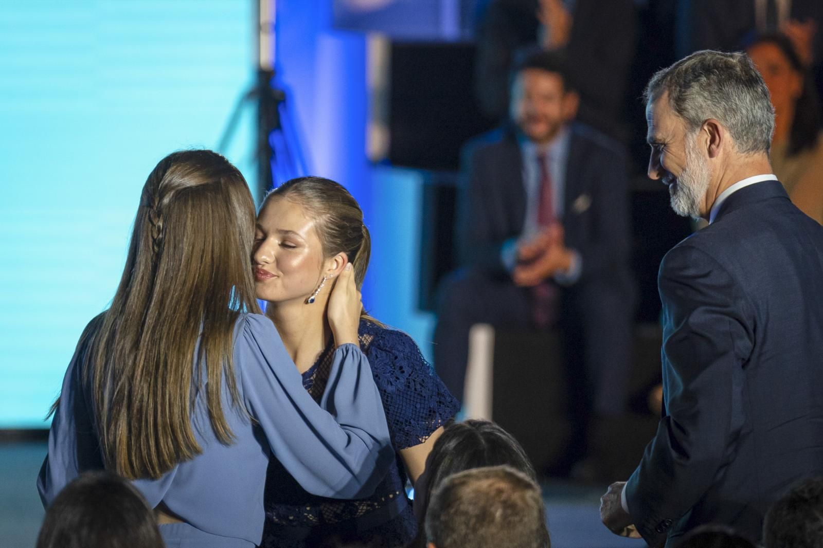 La Princesa Leonor y la Infanta Sofia se dan un cariñoso beso bajo la atenta mirada del Rey Felipe VI