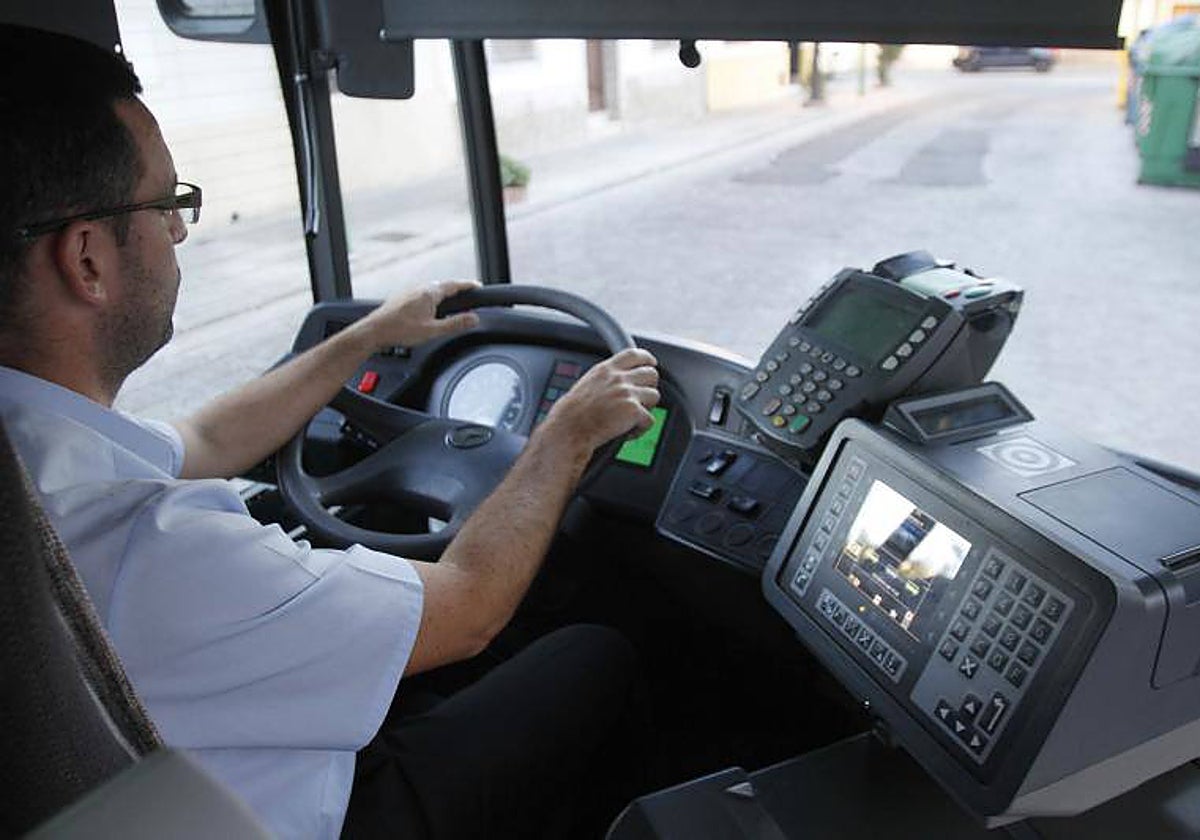 Maquina actual de billetes en el interior de un vehículo de Aucorsa en Córdoba