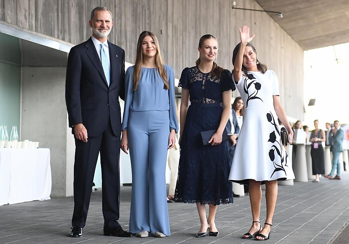 El Rey Felipe VI, la Infanta Sofía, la Princesa Leonor y la Reina Letizia a su llegada al Palacio de Congresos Costa Brava, donde se celebran los Premios Princesa de Girona