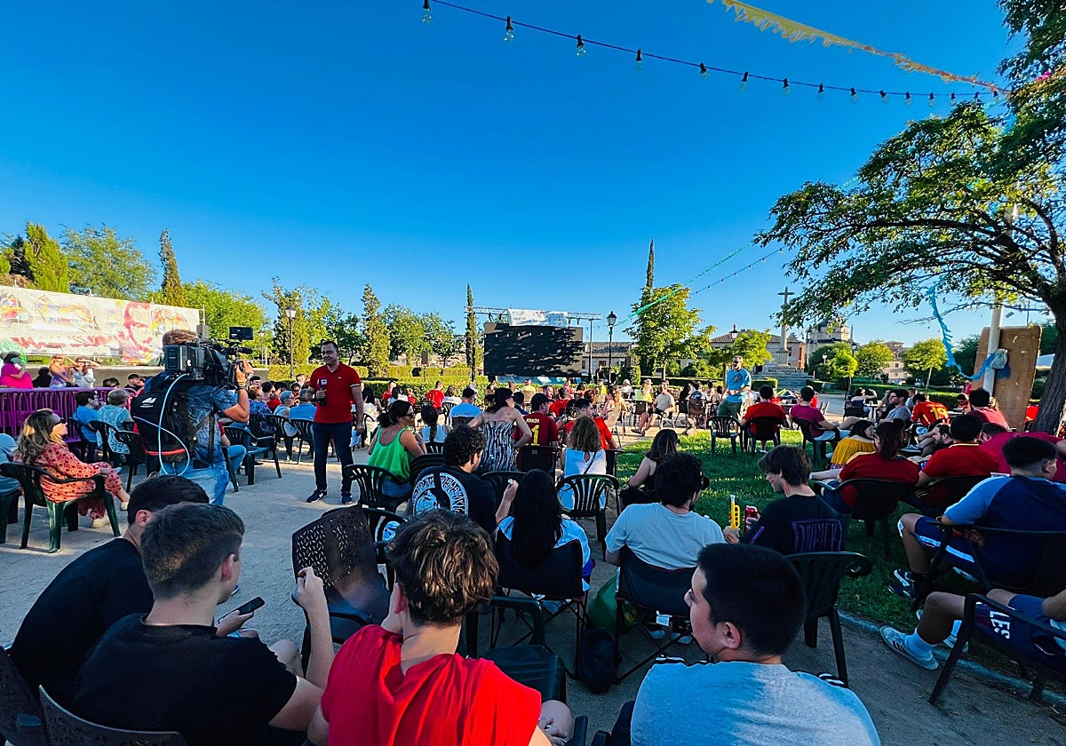 El martes se colocó una gran pantalla en el parque del Crucero