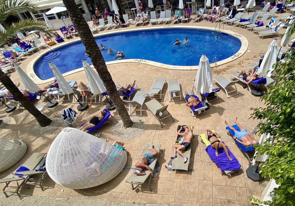 Piscina de un hotel de Benidorm