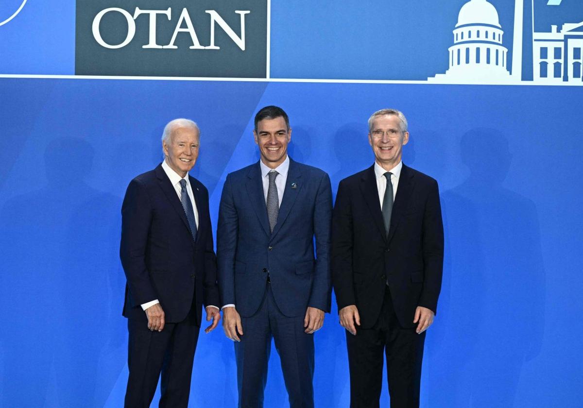 Pedro Sánchez, junto a Joe Biden y el secretario general de la OTAN, Jens Stoltenberg