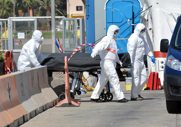 Rescatada en Tenerife una patera con un fallecido y 79 supervivientes, entre ellos 10 menores