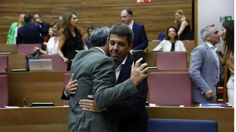 Carlos Mazón y Vicente Barrera se funden en un abrazo, este jueves por la mañana en las Cortes Valencianas