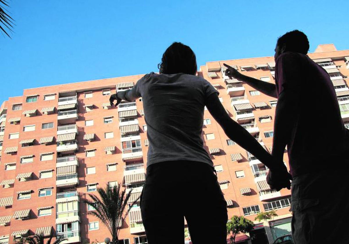 Imagen de archivo de una pareja que busca piso en Valencia