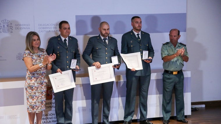 Milagros Tolón, junto a representantes de las Fuerzas de Seguridad del Estado