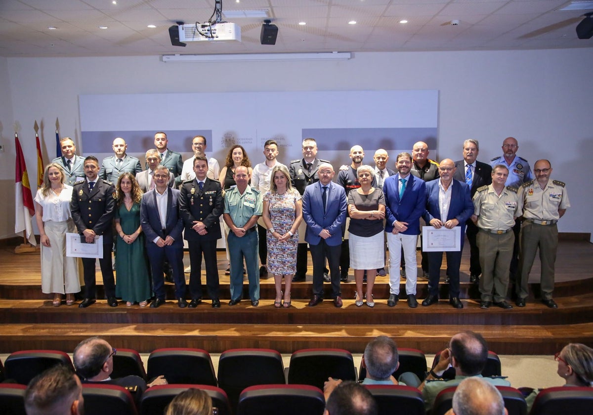 Tolón junto a todos los galardonados con la medalla a Mérito de Protección Civil