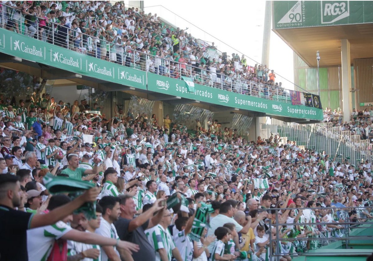 La afición del Córdoba presente en El Arcángel