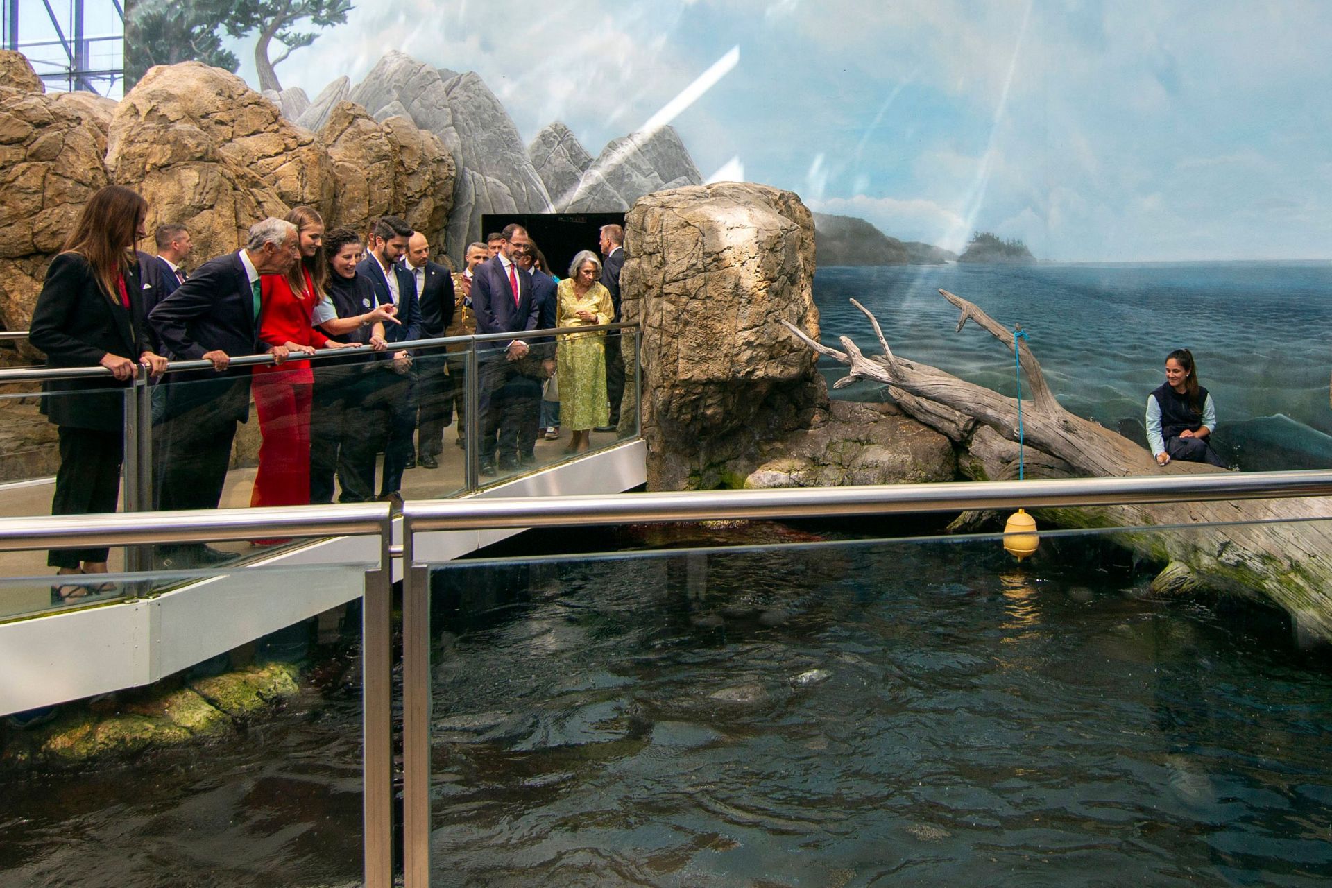 La Princesa Leonor junto a las autoridades portuguesas en su visita al Oceanario de Lisboa.