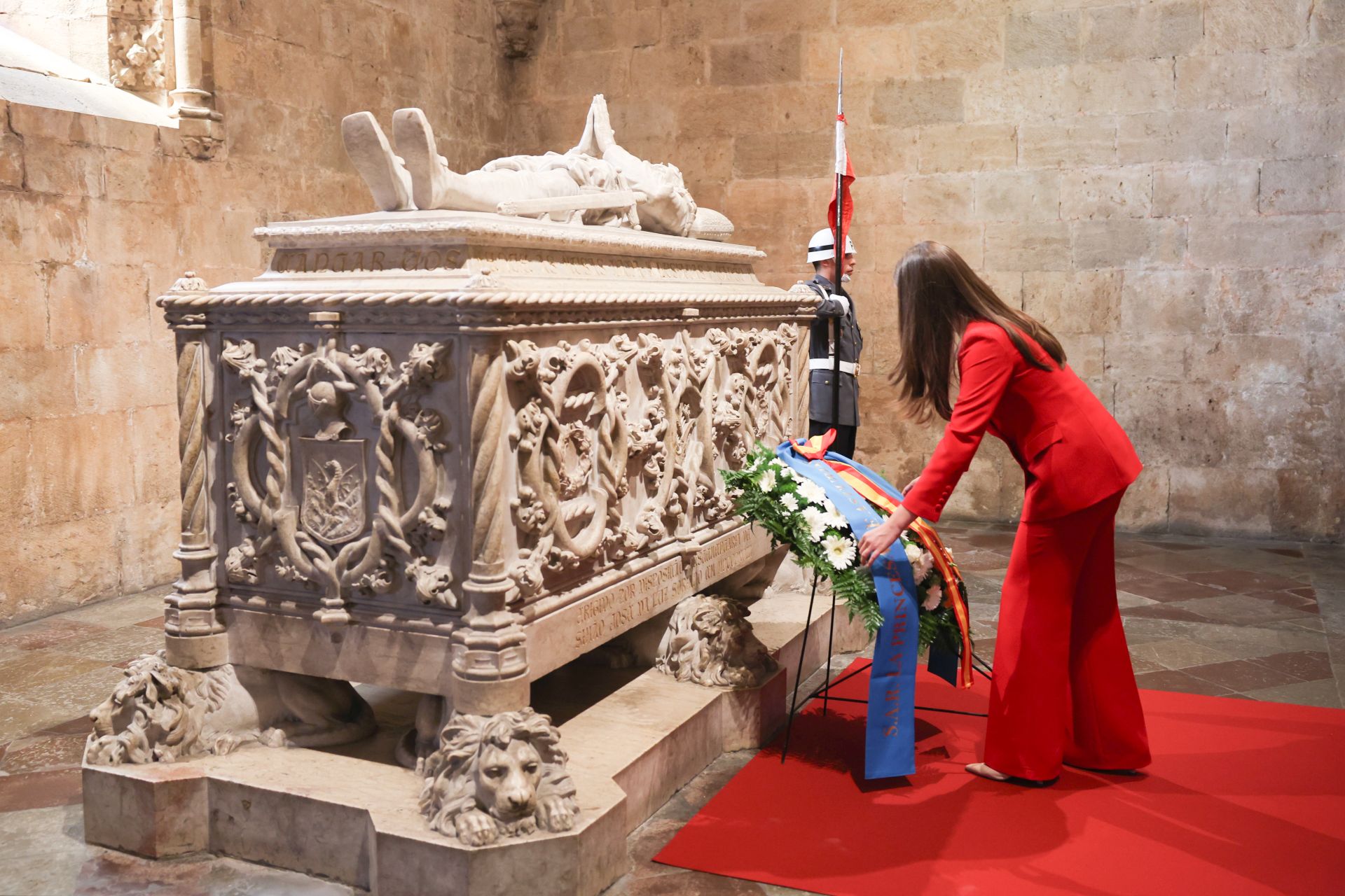 La princesa Leonor de Borbón deposita una ofrenda floral ante la tumba de Luis de Camões durante su visita al Monasterio de los Jerónimos de Lisboa.