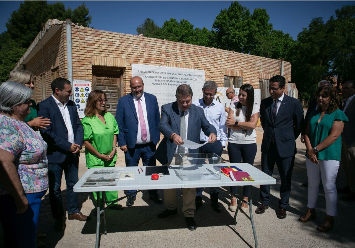 García-Page durante la colocación de la primera piedra del centro en Motilla del Palancar (Cuenca)