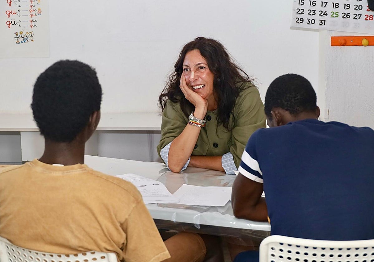 Loles López, con dos menores atendidos en un centro de Huelva