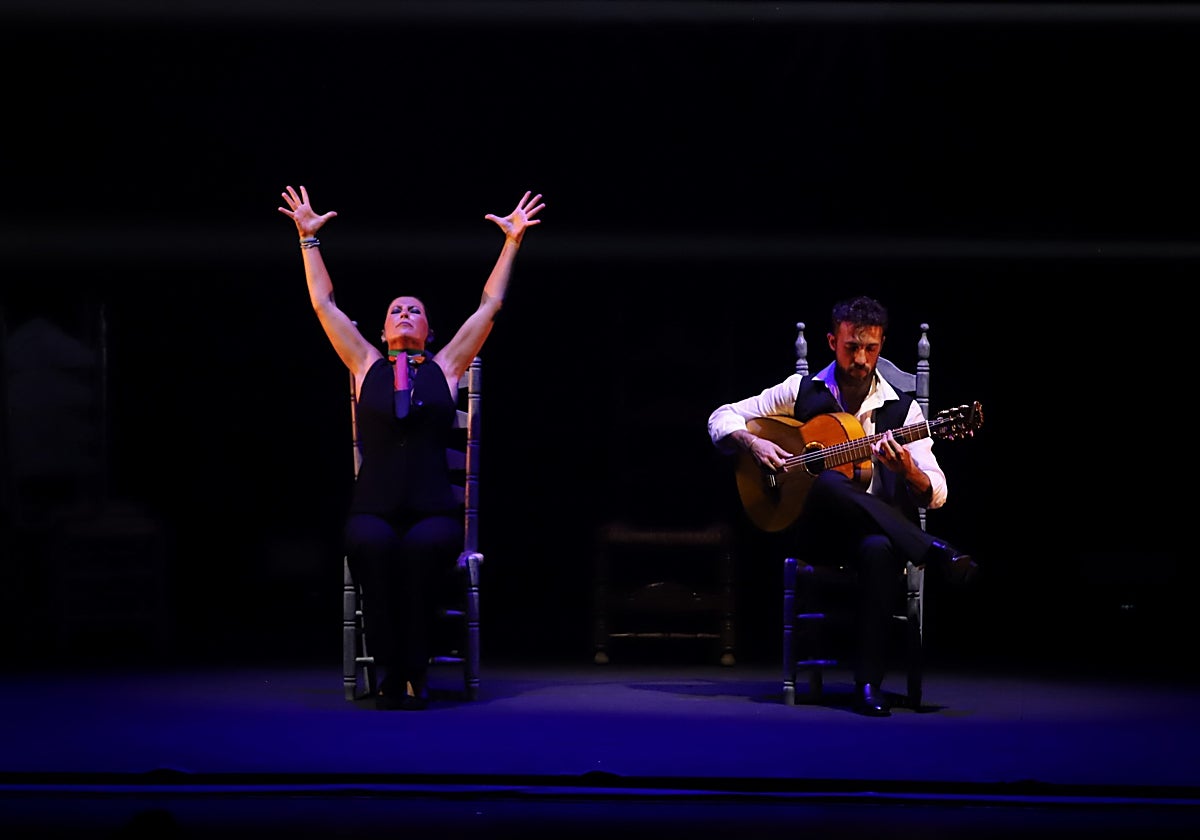 Sara Baras, sentada en una silla, durante su actuación en Córdoba