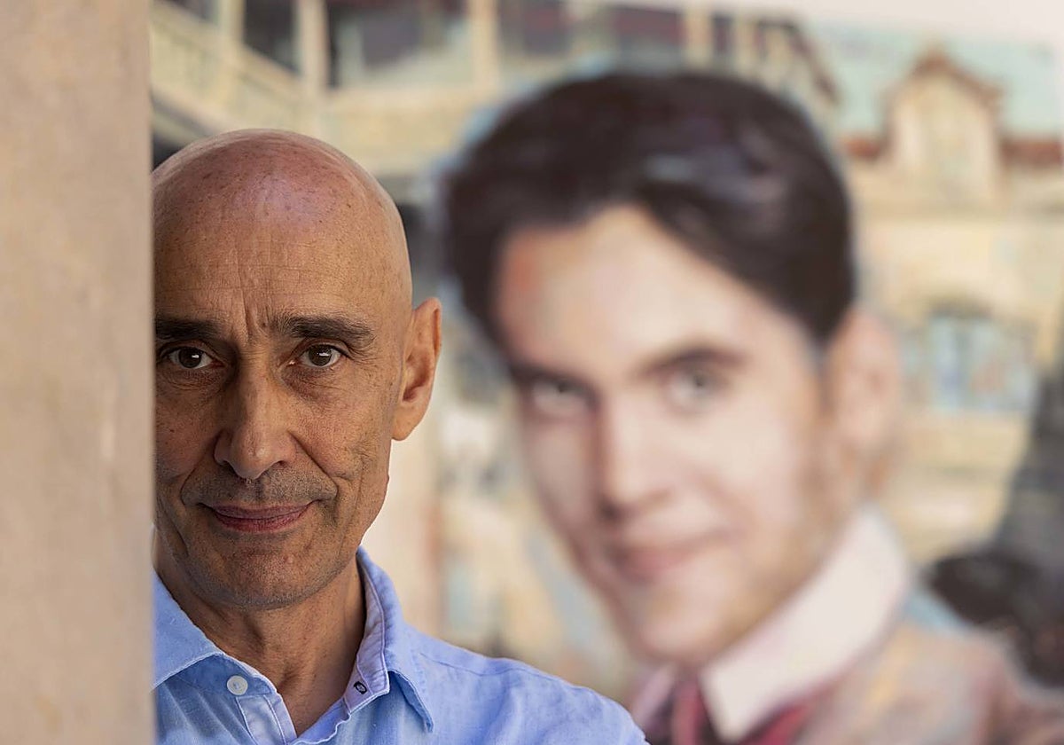 Florencio Maíllo junto a sus obras en el patio de La Salina en Salamanca