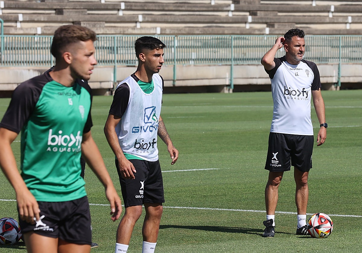 Iván Ania junto a Calderón e Isma Ruiz en un entrenamiento