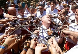 Las mejores imágenes de la curiosa Danza de las Espadas de Obejo