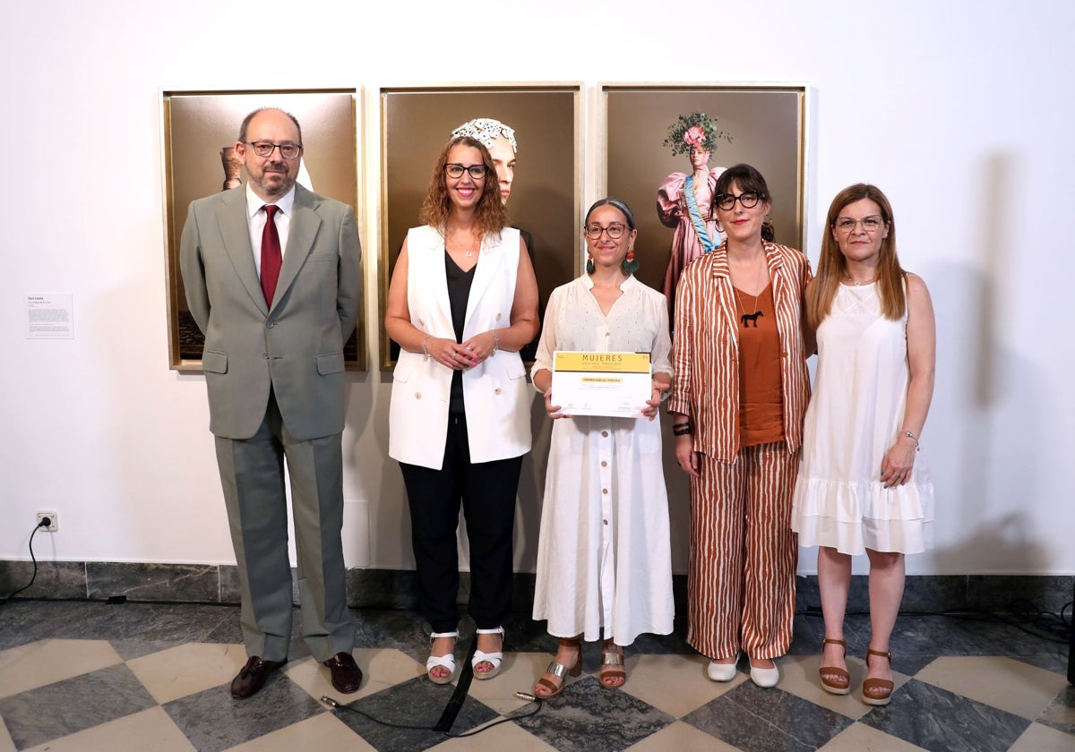 Sara Simón con una de las participantes en la exposición 'Mujeres en el arte' que se puede ver en el Santa Cruz