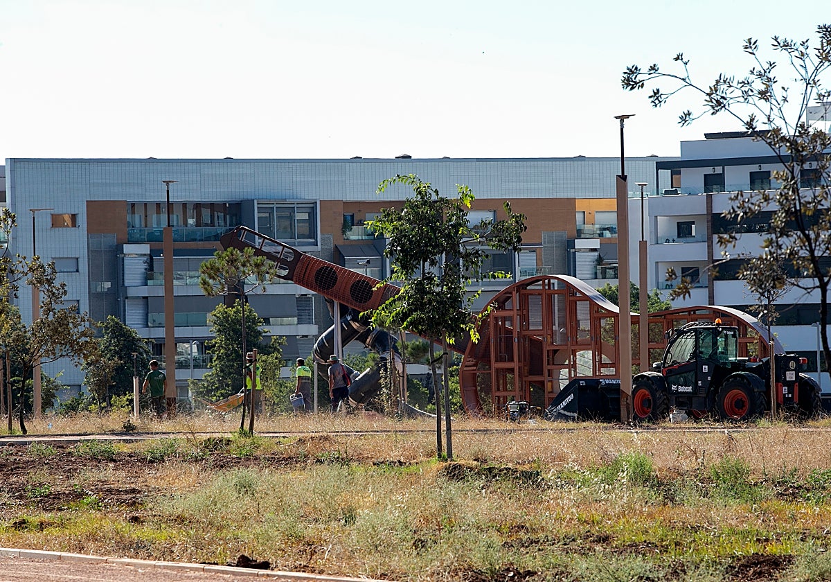 Operarios de la empresa adjudicataria trabajan en la zona de la guitarra gigante este viernes