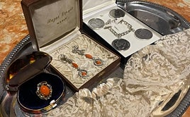 Joyas y encaje ofrendados a la Virgen