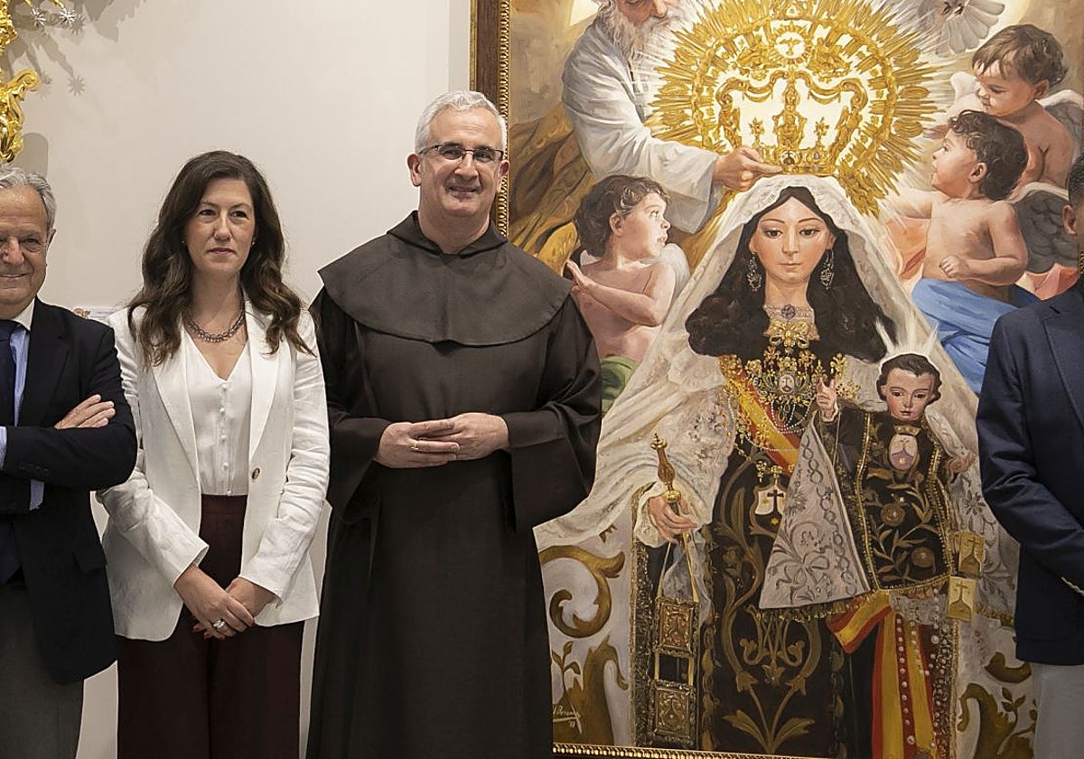 El padre Juan Dobado, a la derecha, en la inauguración de la exposición del Carmen en la Fundación Caja Rural del Sur, a primeros de junio