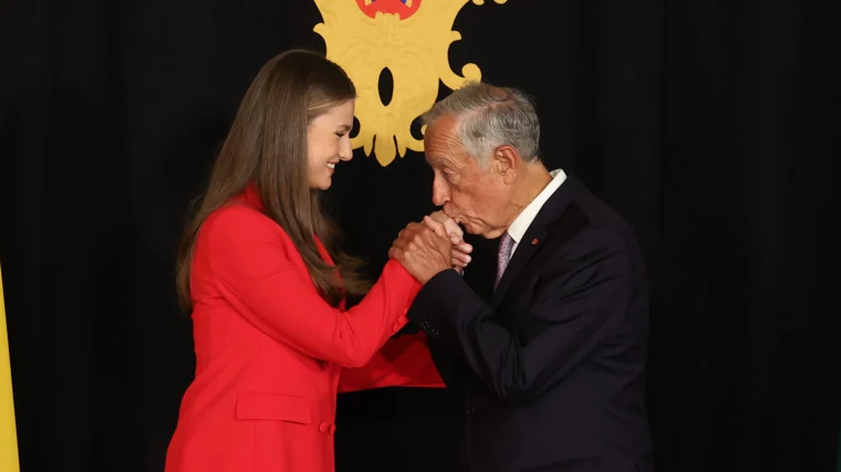 Una de las muestras de cariño de Marcelo Rebelo de Sousa a la Princesa, tras imponerle la Gran Cruz de la Orden de Cristo