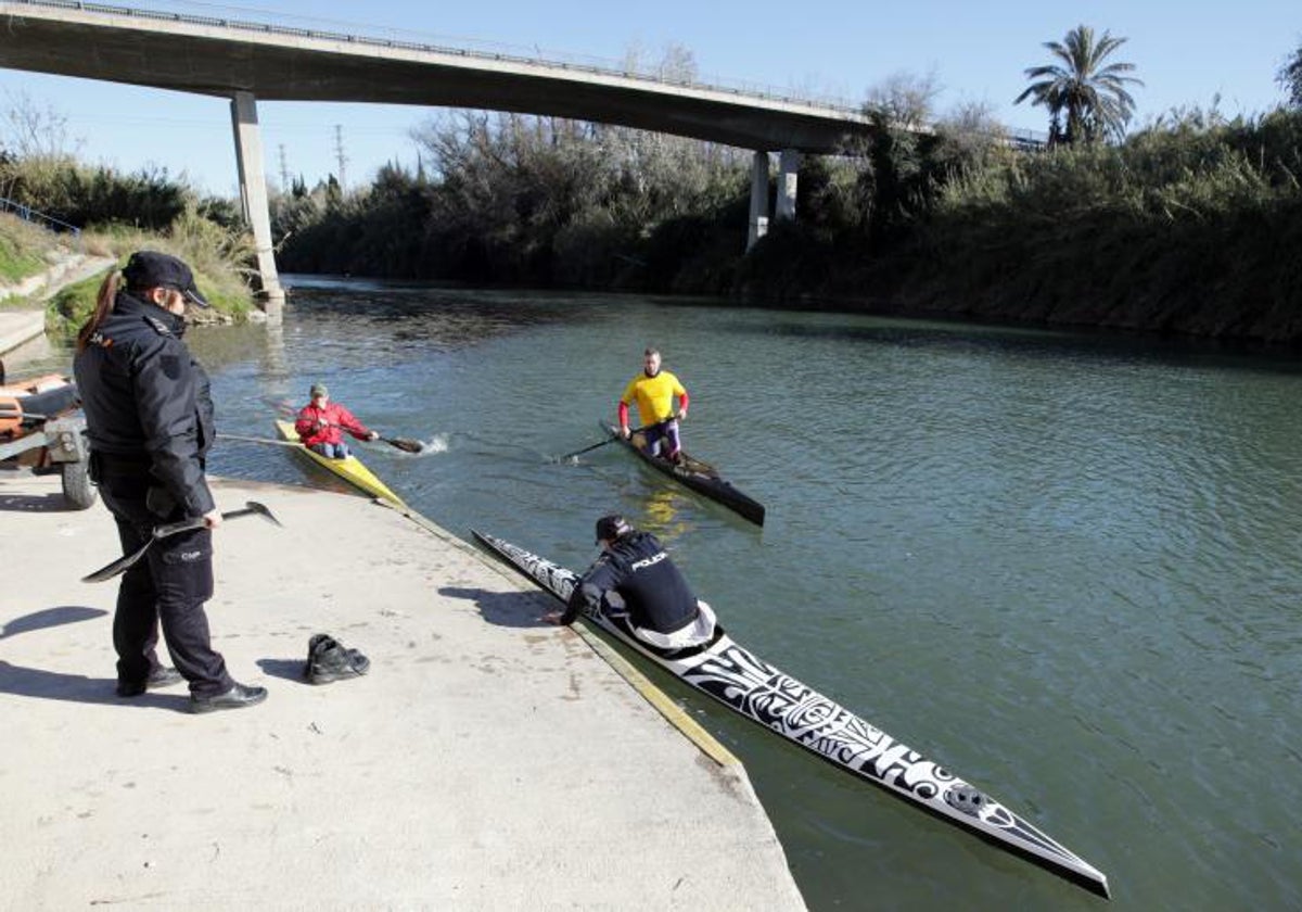 Imagen de archivo de bomberos durante una búsqueda en el río Júcar