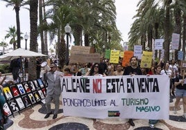 «Vivienda para el pueblo, no para el turista»: protesta en Alicante contra la masificación de visitantes