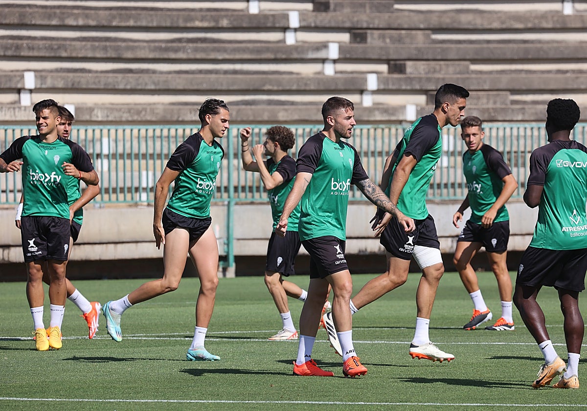 La plantilla blanquiverde durante un entrenamiento la pasada temporada en la Ciudad Deportiva