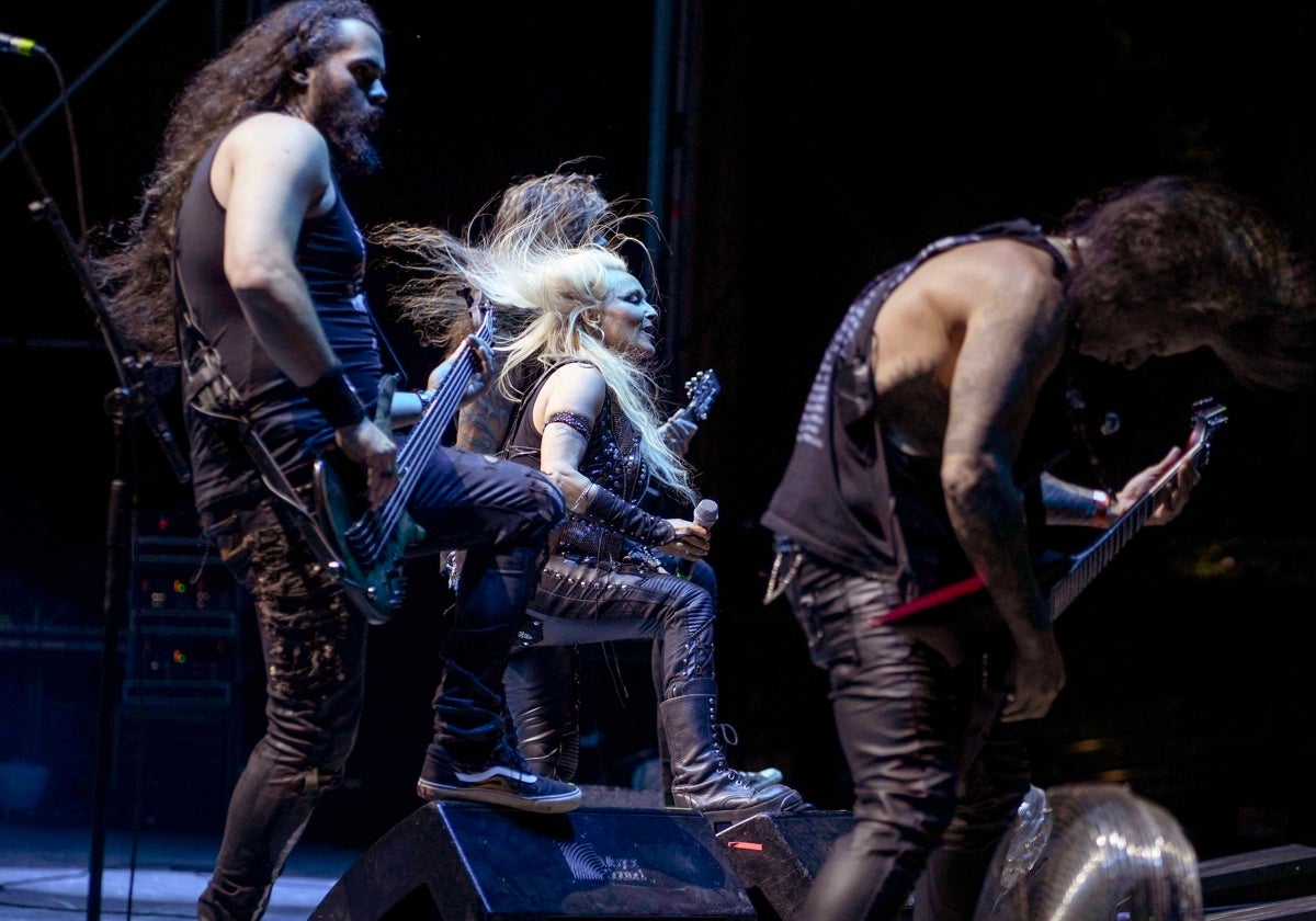 Doro y su banda en la noche de este sábado en el Teatro de la Axerquía de Córdoba