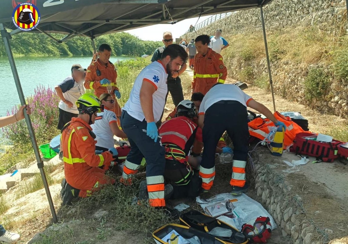 Imagen del operativo de bomberos en la localidad valenciana de Fortaleny