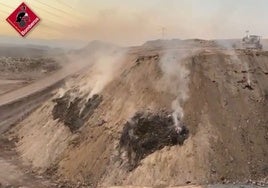 El paisaje todavía humeante una semana después de un incendio en la planta de basuras de Jijona