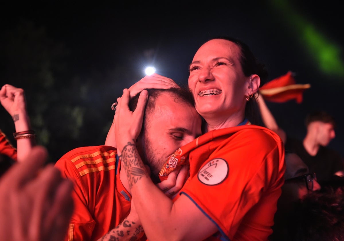 Decenas de aficionados celebrando la victoria de España contra Inglaterra en la final de la Eurocopa 2024