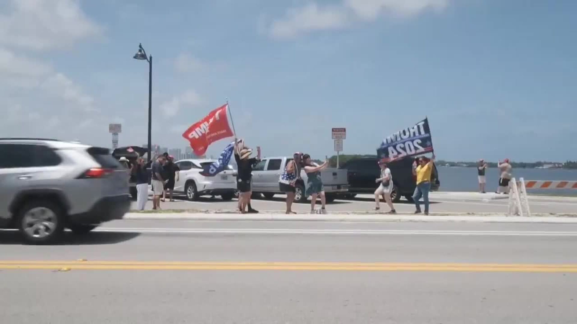 Partidarios de Trump se reúnen en Florida