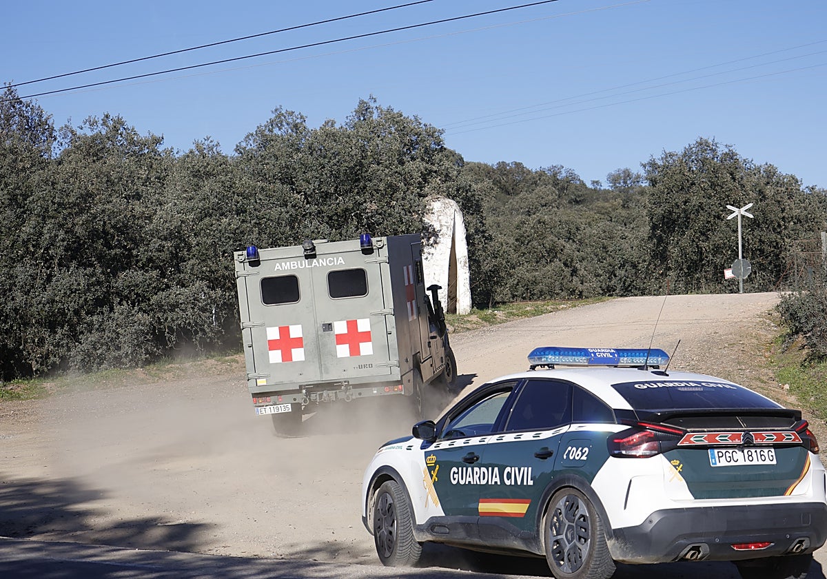 Una ambulancia militar y una patrulla de la Guardia Civil entran en el campo de maniobras
