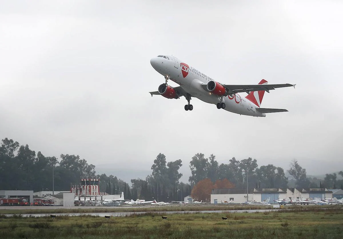 Un operario del aeropuerto de La Coruña sufre una amputación tras un  accidente con un avión