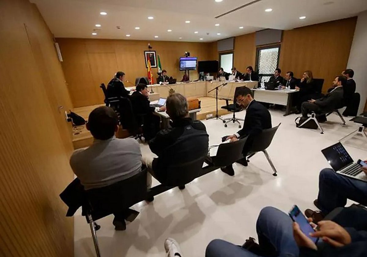 En la primera fila los miembros del Consejo de Administración del Córdoba CCF en el juicio