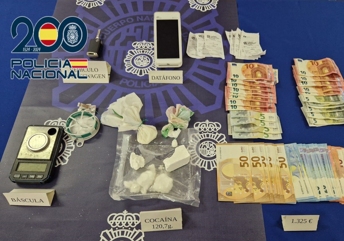 Dinero en efectivo y la droga intervenida durante la operación policial el Algemesí y l'Alqueria de la Comtessa