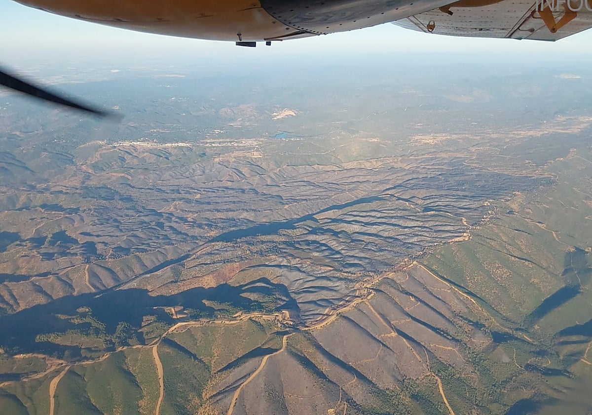 Imagen aérea de la zona afectada por el incendio en Obejo tomada en las últimas horas
