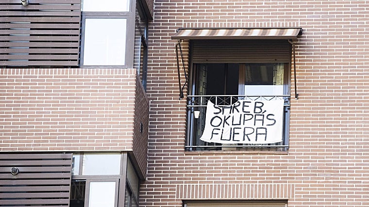 Un cartel cuelga en un balcón de la calle de El Yesero