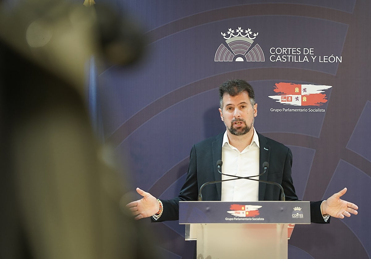 El secretario general del PSOE durante la rueda de prensa en las Cortes