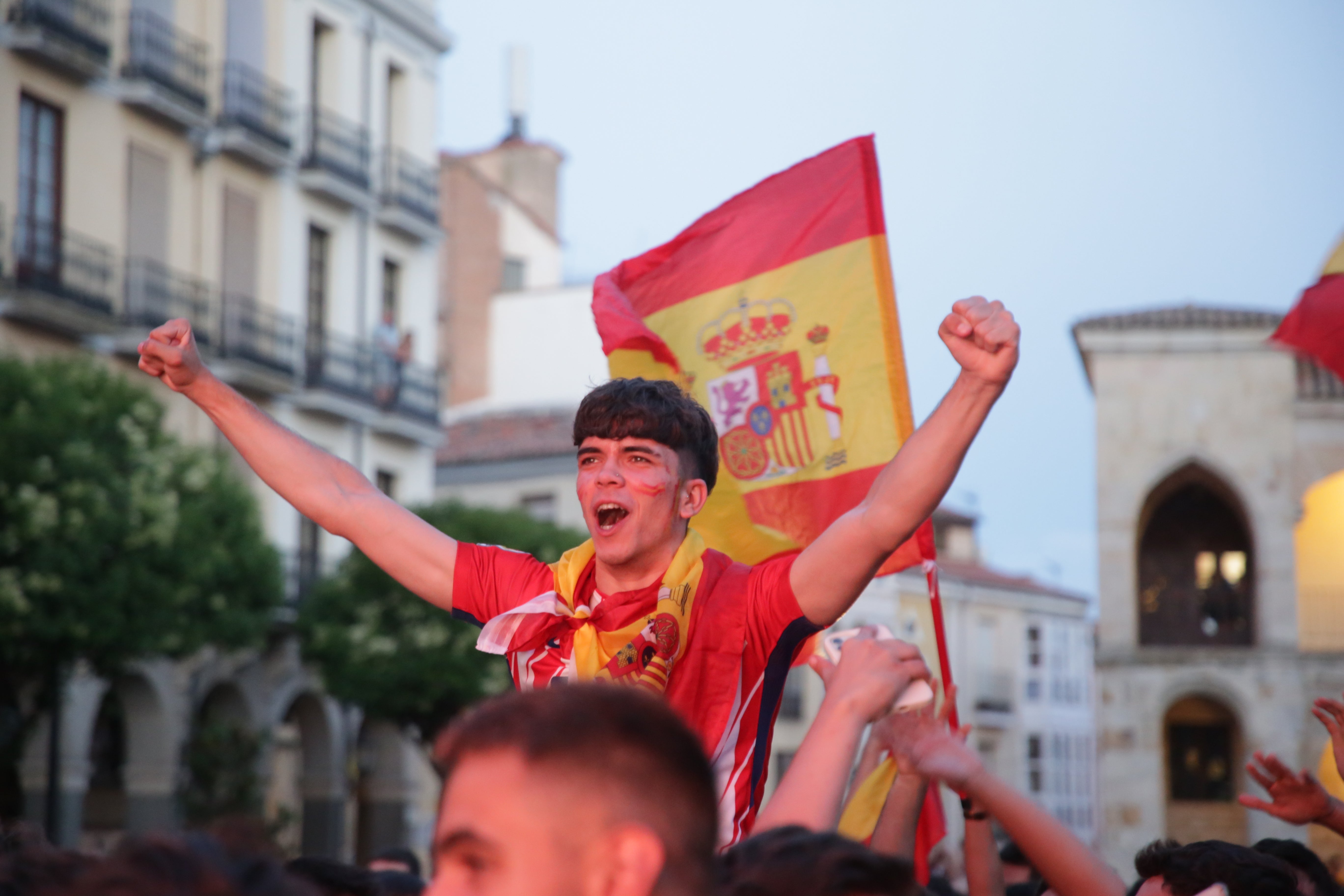 Un joven festeja el triunfo de España en Zamora 
