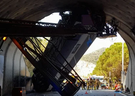 Imagen secundaria 1 - EL bus accidentado este martes, a la entrada de un túnel, en la provincia de Barcelona