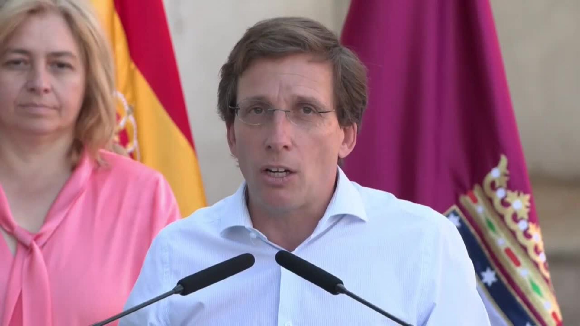 Almeida se pregunta si hay que exigir el “grado de efusividad” para saludar a Sánchez