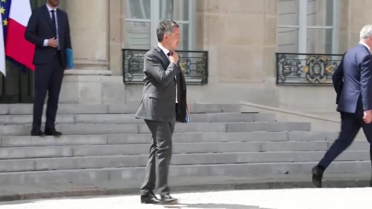 Francia: El Gobierno dimite mientras la izquierda no logra proponer una alternativa