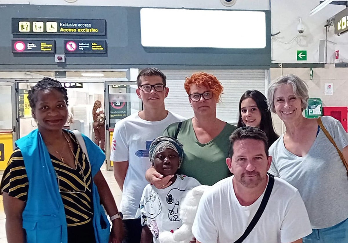 Gora Moiman junto a su familia de acogida