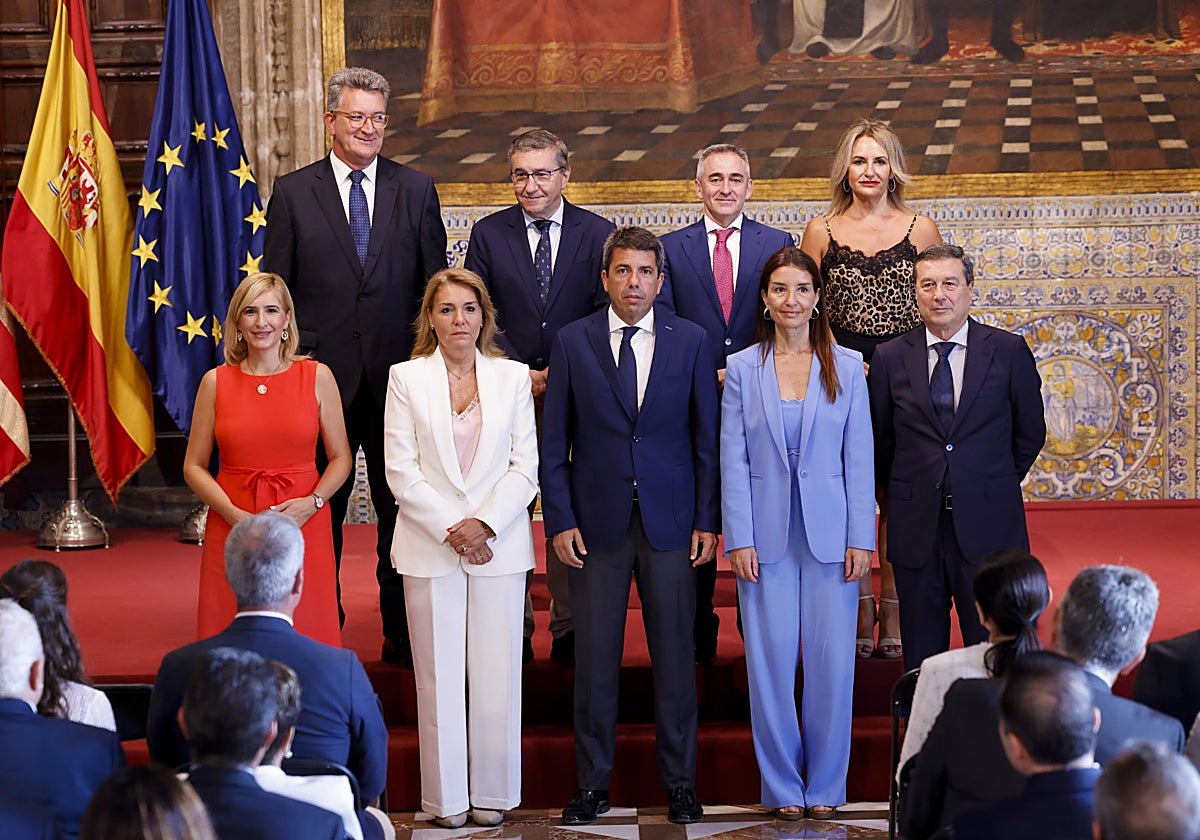 Imagen del nuevo Gobierno de la Generalitat Valenciana, este martes, durante el acto de toma de posesión de los nuevos consellers