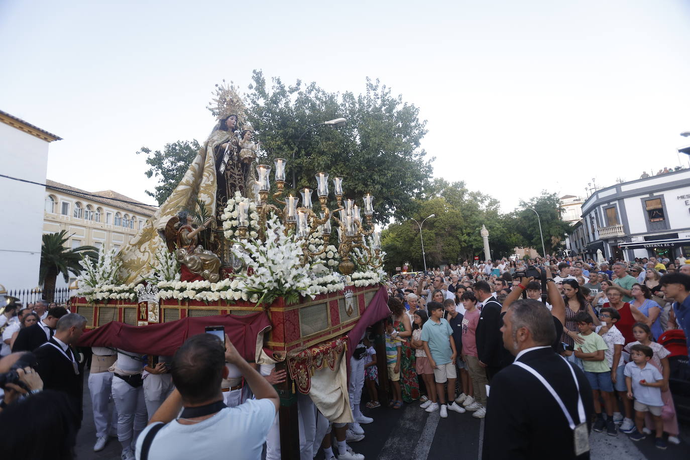 La elegante procesión del Carmen de Puerta Nueva en Córdoba, en imágenes