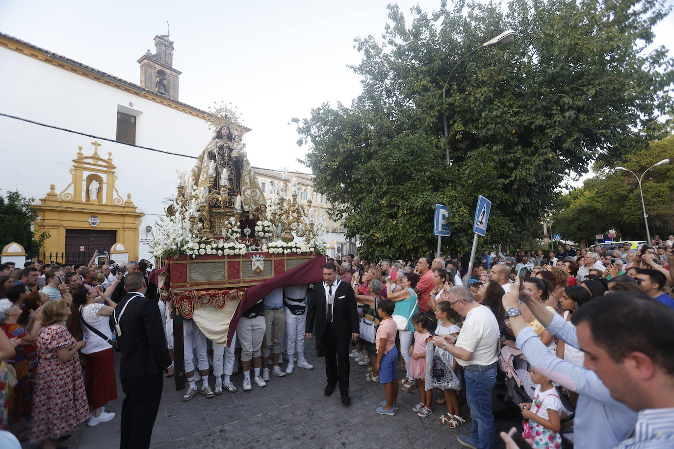 La elegante procesión del Carmen de Puerta Nueva en Córdoba, en imágenes