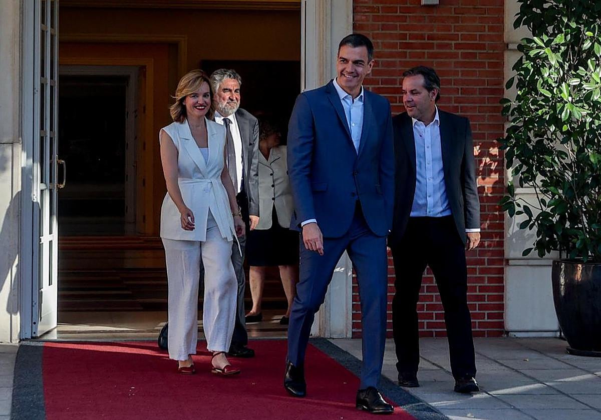 Pilar Alegría y Pedro Sánchez, el lunes, en La Moncloa